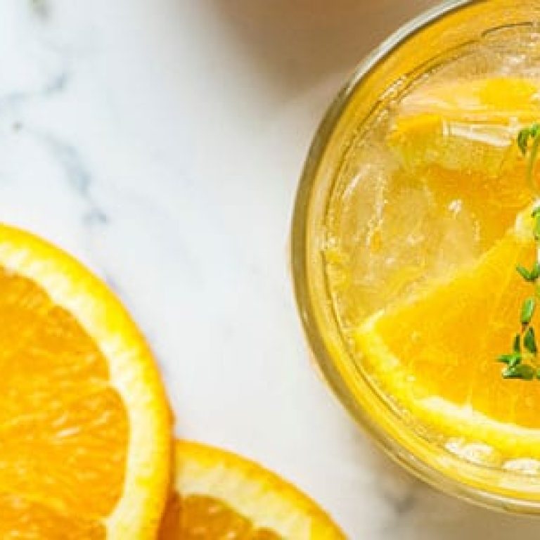 Orange juice and orange slices